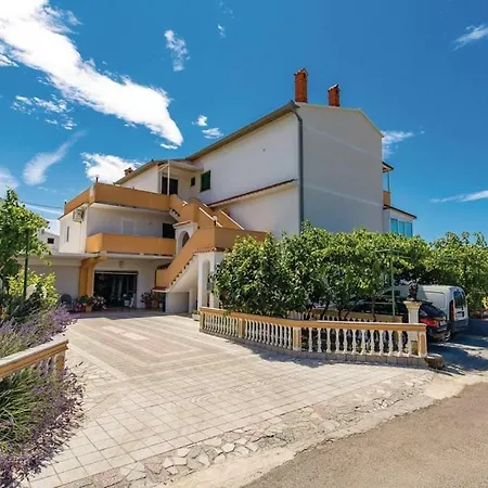 Hause Lupic *