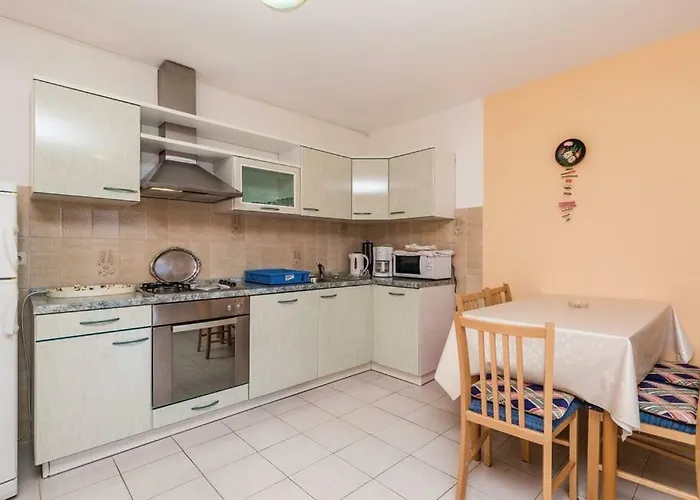 Hause Lupic Rab Town